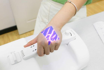 How does the Table Stand Enhanced Vein Finder work?